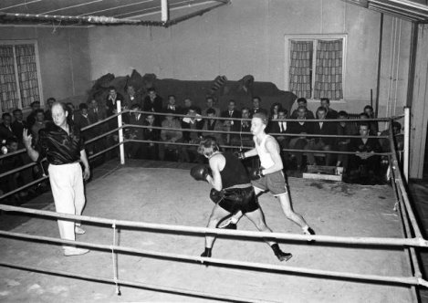 Boxning i idrottshemmet EAI. 1960-tal. Föjers arkiv.