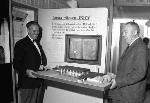 Kommunalråd Harald Billing och Joel Sallius i Eslövs museum med modell av Karlsrobadet. Foto: Föjers arkiv.