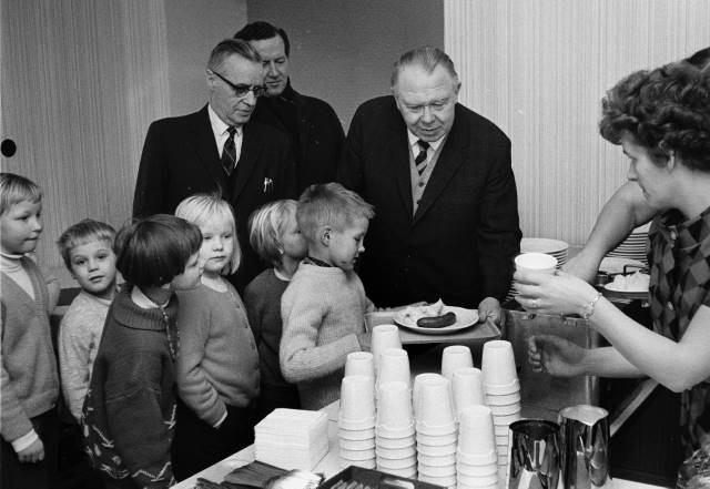 Rektor Joel Sallius i skolbespisningen i Hassle Skola vid Stehag p&aring; 60-talet. Foto: F&ouml;jers arkiv.