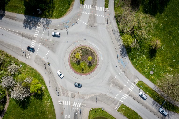 Flygbild av en rondell med bilar