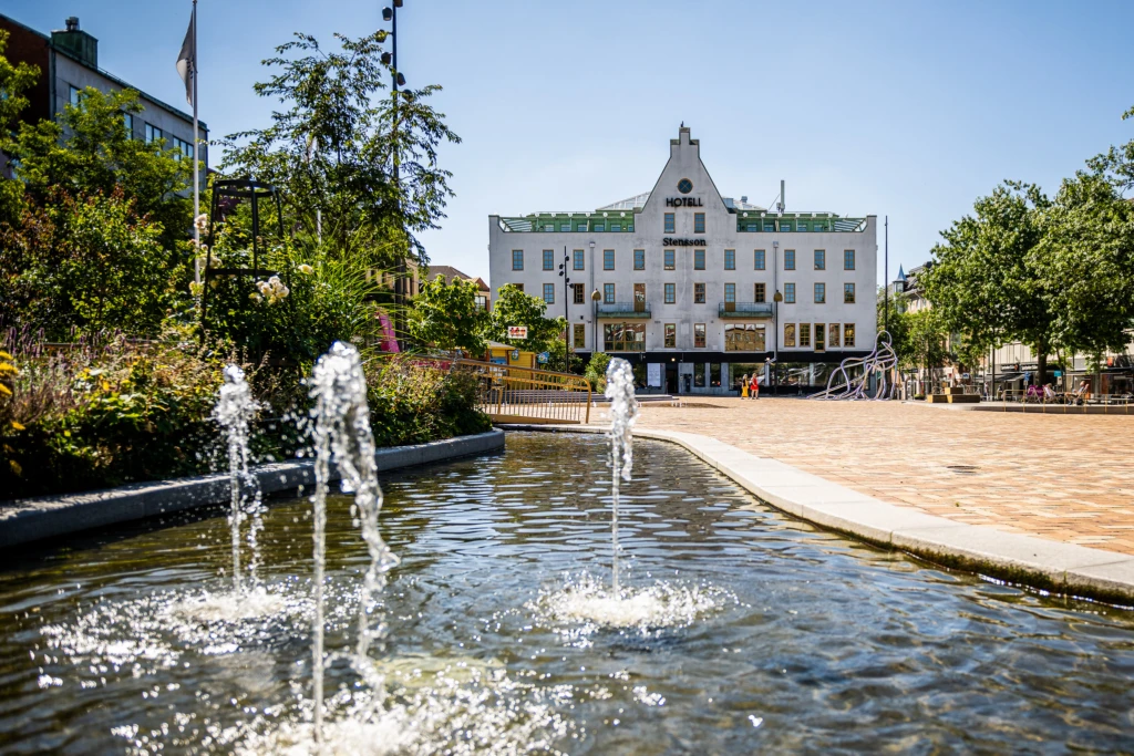 Stora torg i Eslöv med vattenspelet i förgrunden.