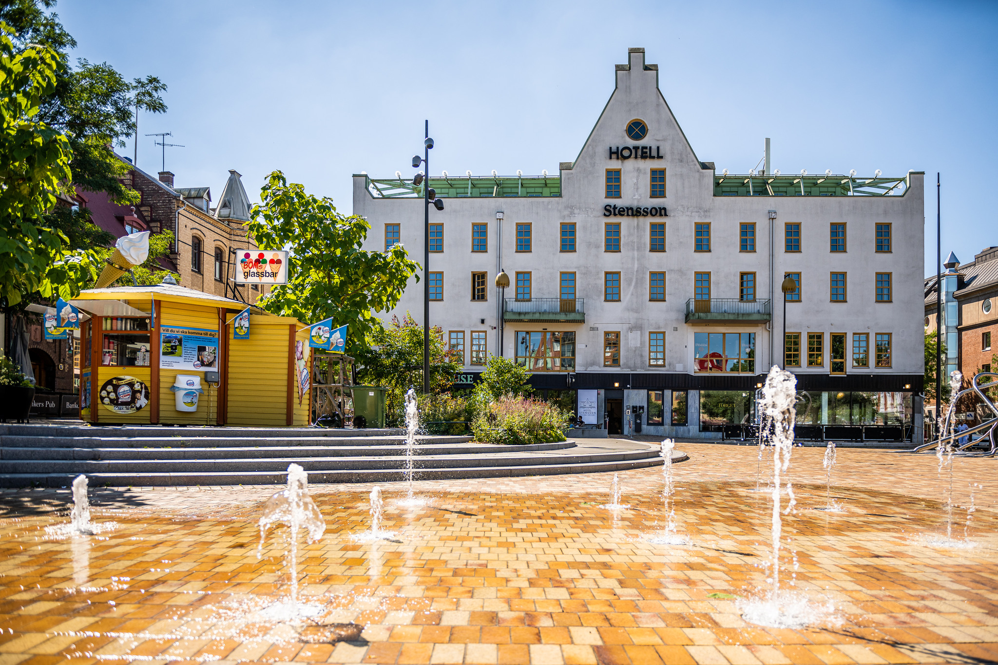 Stora torg i Eslöv med fontän och hotellet i bakgrunden.