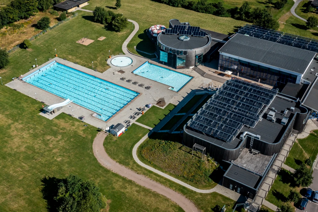 Flygbild över utomhusbadet