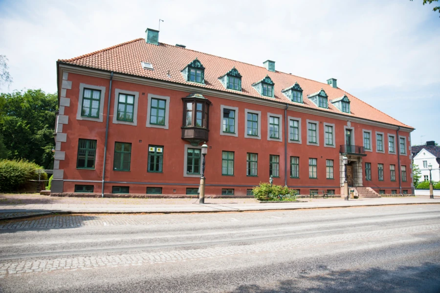 R&aring;dhuset har genomg&aring;tt en omfattande renovering och snart flyttar delar av Kultur och Fritid och Servicef&ouml;rvaltningen in. Ist&auml;llet f&ouml;r att k&ouml;pa helt nya m&ouml;bler s&aring; har f&ouml;rvaltningarna best&auml;mt sig f&ouml;r att k&ouml;pa begagnade m&ouml;bler &ndash; en besparing b&aring;de f&ouml;r milj&ouml;n och pl&aring;nboken.