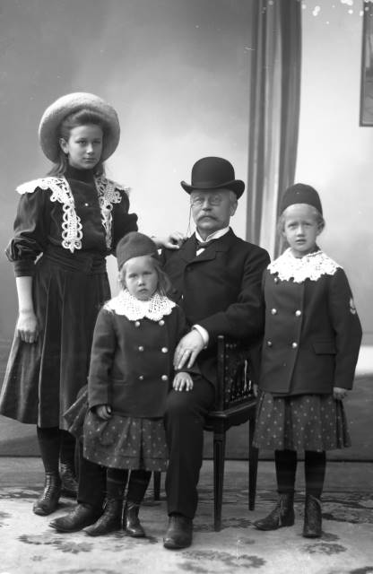 Grosshandlare Engstr&ouml;m med d&ouml;ttrar st&aring;r det p&aring; fotot i F&ouml;jers arkiv.