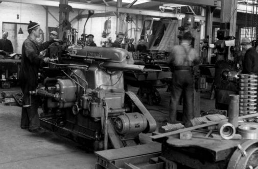 Mekanisk verkstad Åkermans grävmaskiner Yrke svarvare står det på beskrivningen i Föjers arkiv. Bilden är tagen på 1940-talet.