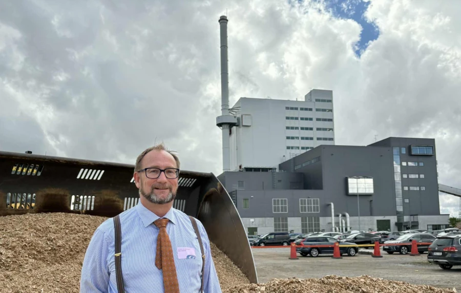 &ndash; I Esl&ouml;vs kommun &auml;r vi stolta &ouml;ver att vara nettoexport&ouml;rer av f&ouml;rnybart producerad el till v&aring;ra grannkommuner, s&auml;ger Johan Andersson. kommunstyrelsens ordf&ouml;rande i Esl&ouml;v.