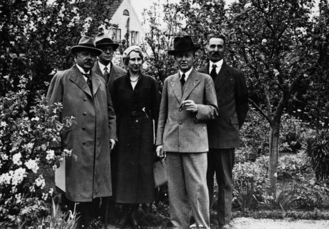 Juryn vid en trädgårdsbedömning 1933 på Rostorp; från vänster: stadsträdgårdsmästaren i Helsingborg Oscar H Landsberg, Gustav Eriksson, trädgårdsarkitekten och redaktören på tidningen "Täppan", Margareta Moberg, stadsingenjör Erik Bülow Hübe och Frans J Rosenberg. Malmö Stadsarkiv / Arkivsamlingar / 00134, Rostorps egnahemsförening