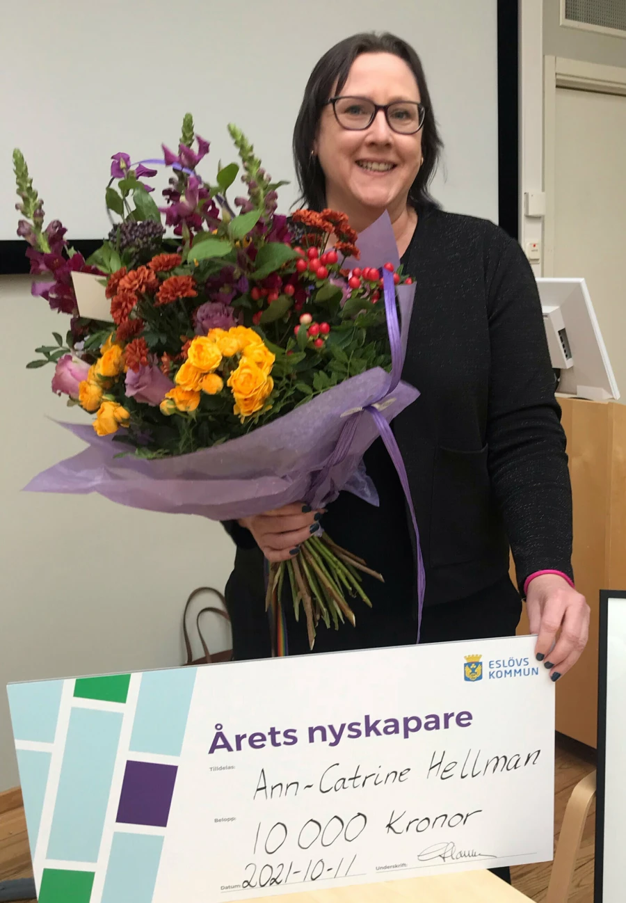 Ann-Catrine Hellman bel&ouml;nas med utm&auml;rkelsen &Aring;rets nyskapare i Esl&ouml;vs kommun 2021.