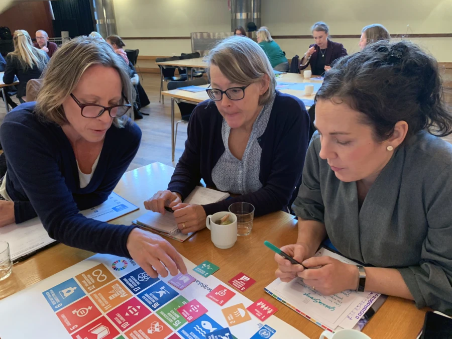 Marie Brandt, milj&ouml;strateg, Birgitta M&aring;rtensson-Asterlind, m&aring;ltidschef, och &Aring;se DAnnestam, milj&ouml;strateg, diskuterar hur Agenda 2030 kan kopplas till kommunens m&aring;l och arbete