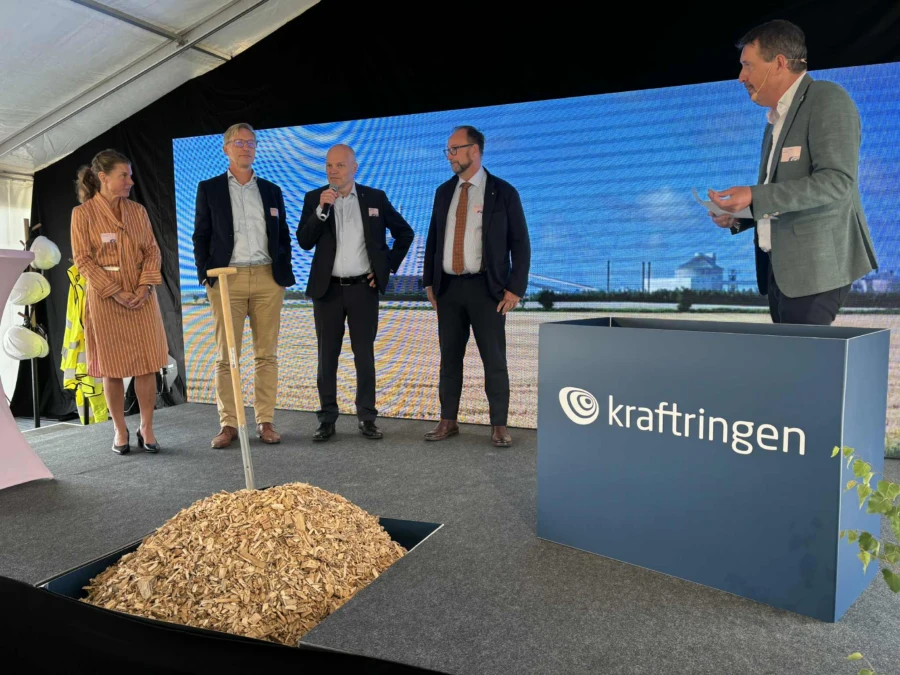 Vid ceremonin deltog Anna J&auml;hnke, ordf&ouml;rande i Sk&aring;nes effektkommission, Robert Wengl&eacute;n, Anders Almgren och Johan Andersson, kommunstyrelseordf&ouml;randen i Lomma, Lund respektive Esl&ouml;v.