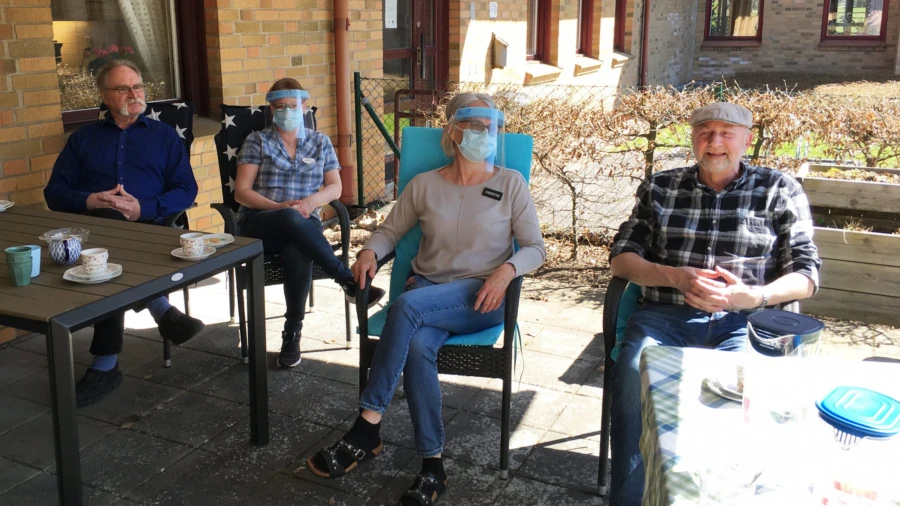 G&auml;ster och personal dricker en kopp kaffe p&aring; Aleg&aring;rdens uteplats. Personalen i skyddsutrustning och g&auml;sterna &auml;r b&aring;de vaccinerade och testade. Fr&aring;n v&auml;nster Jerker Larsson, Carina Persson, Kerstin Nilsson och Mats Persson.