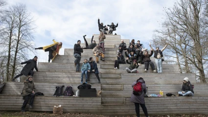 Flera av deltagarna och personal på Poul Gernes konstverk Pyramide, 1967–2018