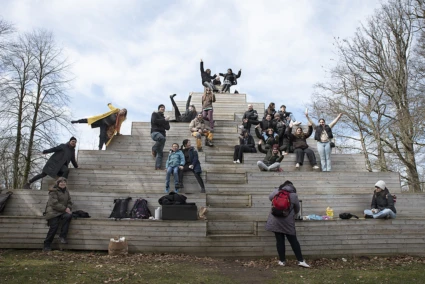 Flera av deltagarna och personal på Poul Gernes konstverk Pyramide, 1967–2018