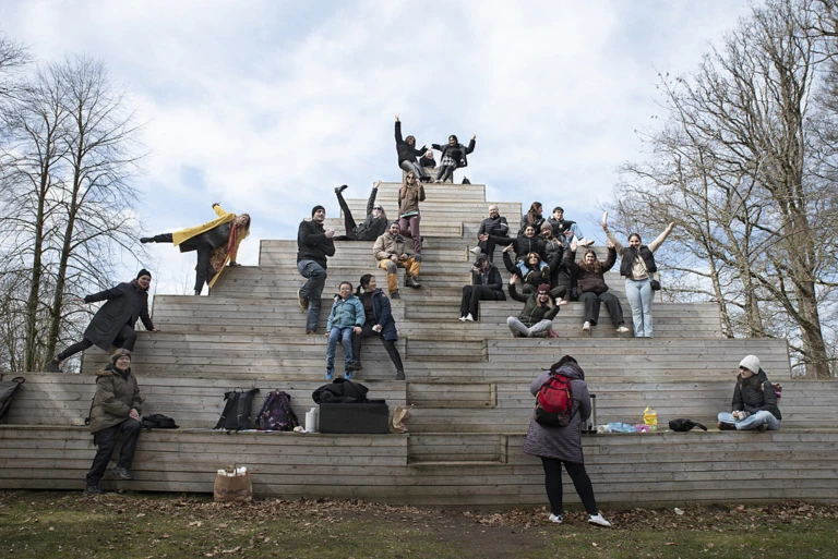 Flera av deltagarna och personal på Poul Gernes konstverk Pyramide, 1967–2018