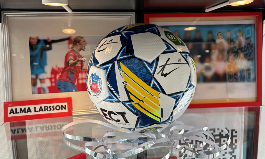 Helsingborgs IF:s anfallsstj&auml;rna Alma Larsson har bidragit med en signerad fotboll.