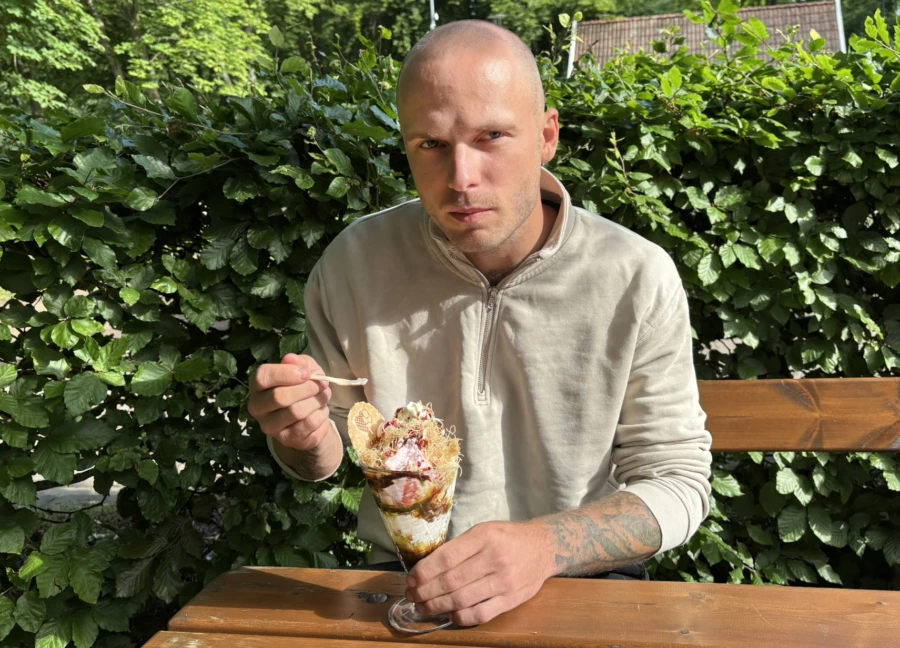 Andie Fleuron &auml;ter glass i Caf&eacute; V&aring;fflans tr&auml;dg&aring;rd.
