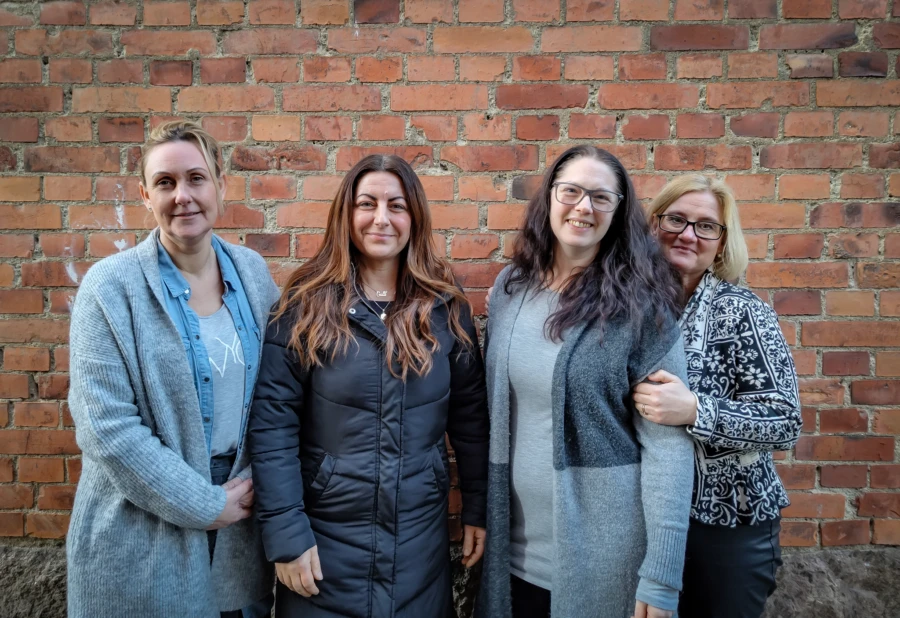 Lina Gardebrand, Gullistan T&uuml;rkan, Helena Persson och Pernilla Bj&ouml;rk jobbar inom LSS avdelning 3Y