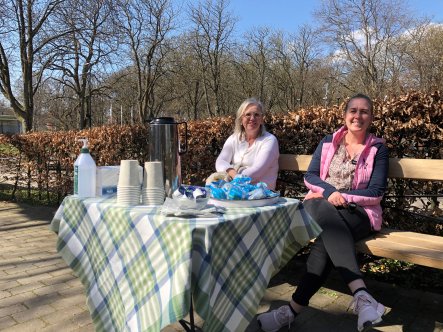 Eftermiddagen bjöd på sol och varma vindar när Karin Ljung Åkesson, demenssjuksköterska, och Madelen Hult Filus, demenshandläggare, bjöd in till Eslövs kommuns första anhörigträff utomhus.