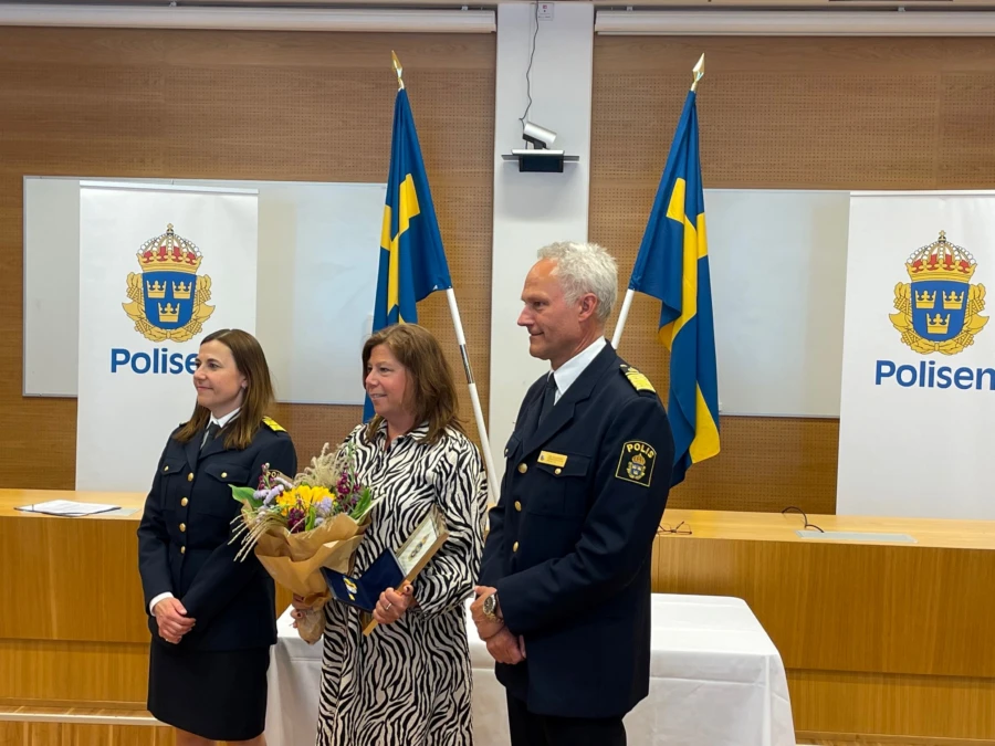 Annelie Arvidsson i mitten vid medaljceremonin. Till v&auml;nster Ann-Louise K&auml;mpe, polisomr&aring;deschef s&ouml;dra Sk&aring;ne, och till h&ouml;ger Jarl Holmstr&ouml;m, tf regionpolischef.