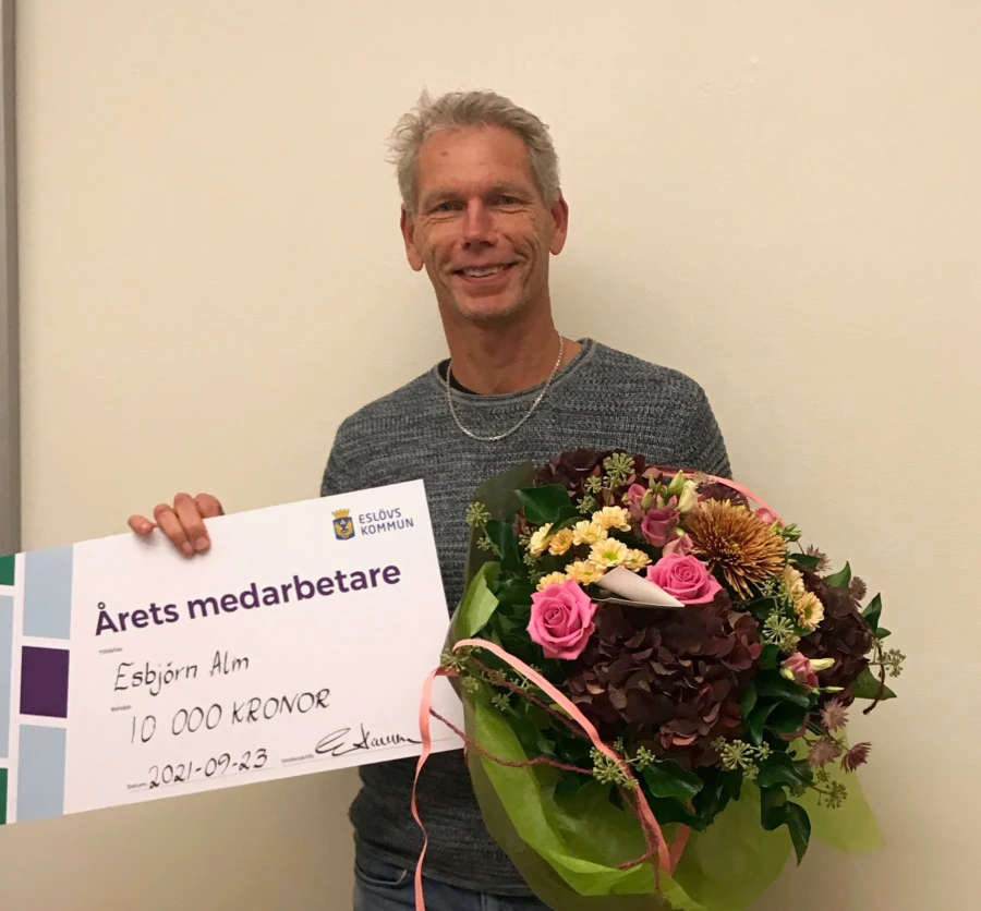 F&ouml;rutom &auml;ran och diplom bel&ouml;nas &Aring;rets medarbetare Esbj&ouml;rn Alm med 10 000 kronor till fortbildning.