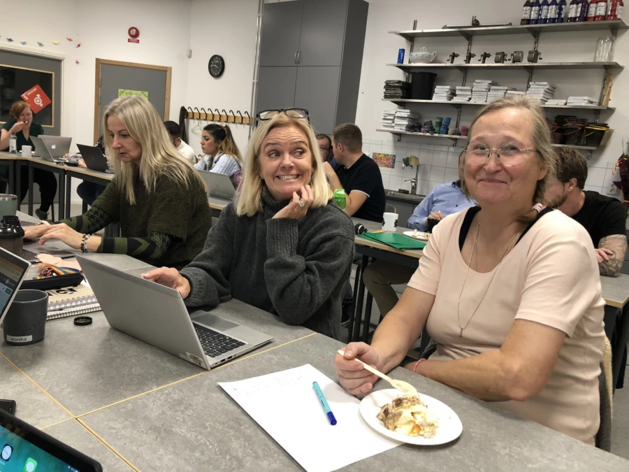 Bodil Andersson, resurspedagog, och Monika Bergstr&ouml;m, specialpedagog, &auml;r tv&aring; av ett 30-tal hederspristagare.