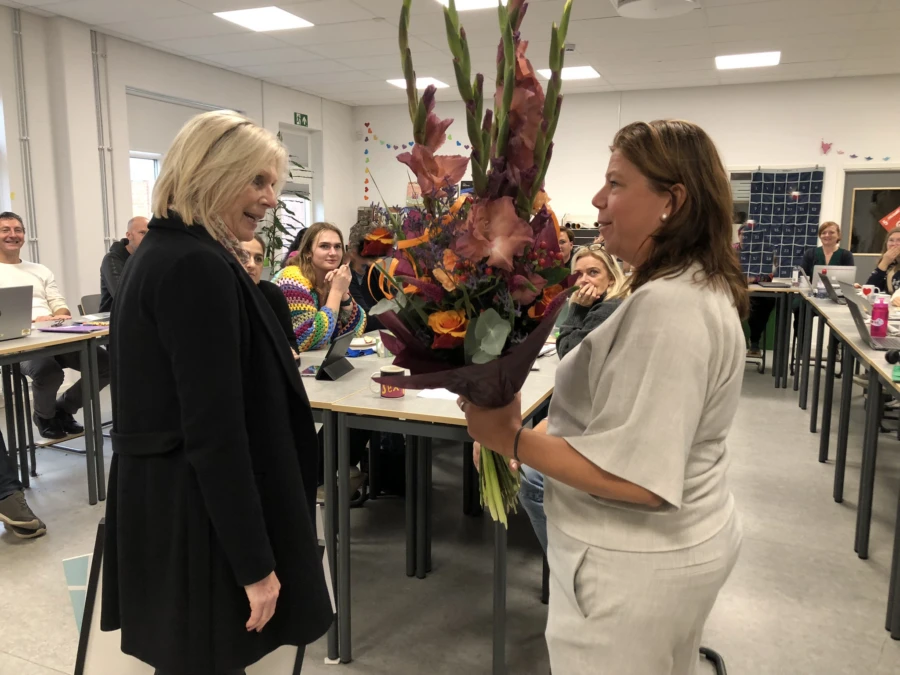 Kommundirekt&ouml;r Eva Hallberg &ouml;verl&auml;mnar hederspriset till K&auml;llebergsskolans rektor Annelie Arvidsson.