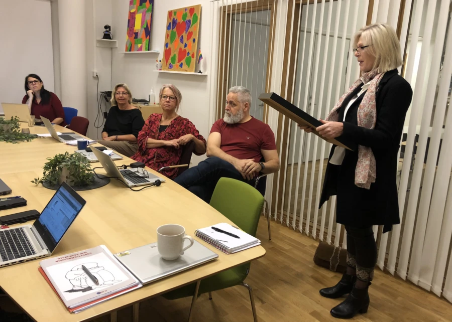 Kommundirekt&ouml;r Eva Hallberg &ouml;verraskade Pernilla Bj&ouml;rk med att dyka upp dela ut utm&auml;rkelsen &Aring;rets ledare p&aring; ett personalm&ouml;te.