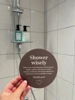 Med klistermärken i badrummen påminns hotellgästerna om att det är viktigt att spara vatten.