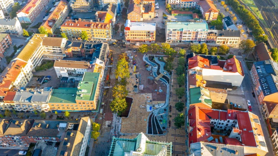 Stora torg i Esl&ouml;vs centrum st&aring;r klart och inom kort &ouml;ppnar gatorna runt omkring &ndash; fem m&aring;nader f&ouml;re tidplanen. Bild: Christoffer Borg Mattisson