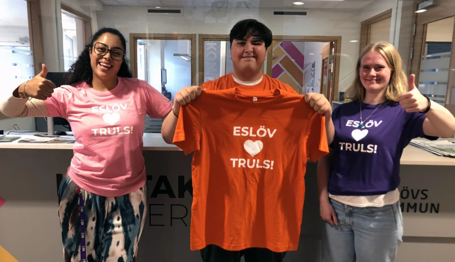 I stadshuset har vi naturligtvis också Truls-feber. I Kontaktcenter har Laila, Naim och Hanna klätt sig i t-shirts med ESLÖV HJÄRTAR TRULS! på bröstet.