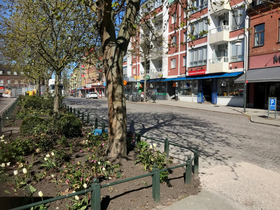 Nu startar ombyggnaden av V&auml;stergatan. Bilden visar &Ouml;stergatan som &ouml;verg&aring;r i V&auml;stergatan vid Stora torg.