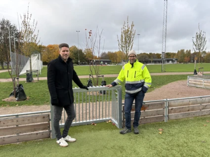 Två män står på en fotbollsplan