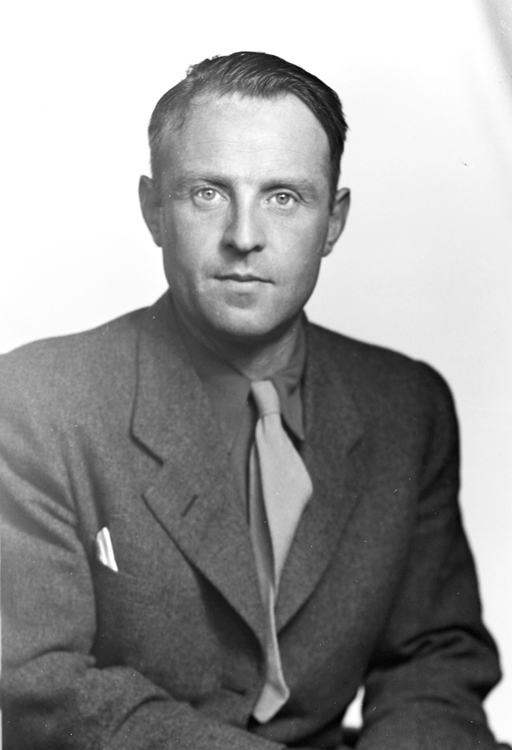 Disponent Herbert Felix st&aring;r det p&aring; beskrivningen av fotot som antagligen &auml;r fr&aring;n b&ouml;rjan av 1940-talet. F&ouml;jers arkiv.