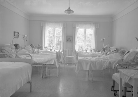 Interiör från Håkanssons sjukhem, med patienter i sängarna. Föjers arkiv.