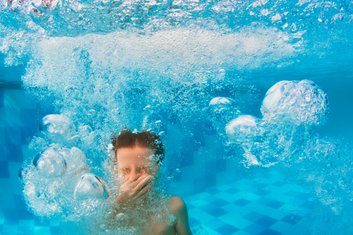 Pojke dyker i en pool