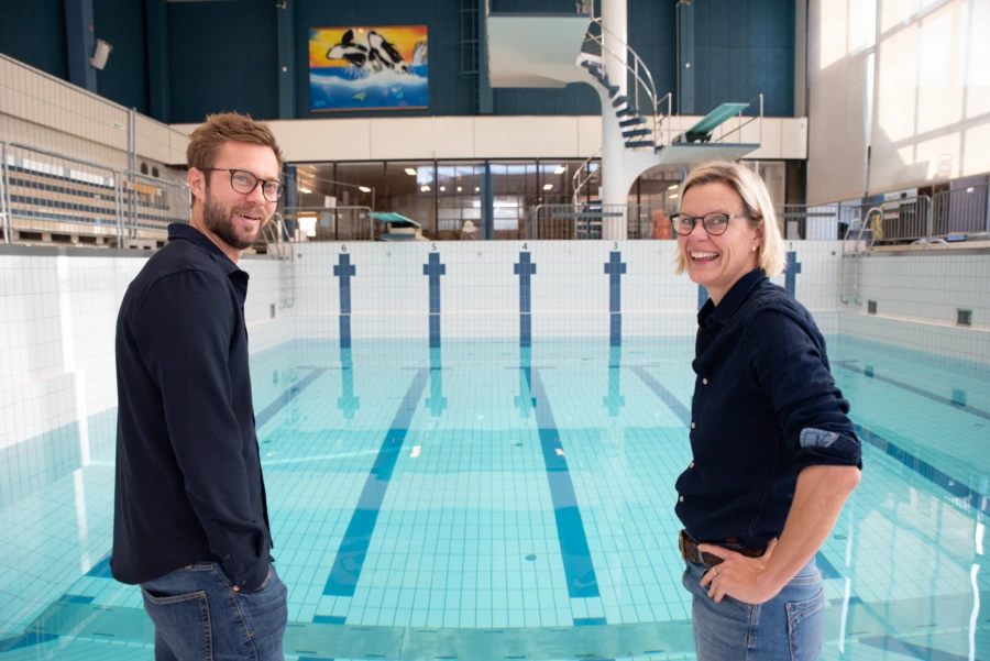 Johannes Stifors och Liselotte Magnusson vid bass&auml;ngen som nu &aring;ter fylls med vatten