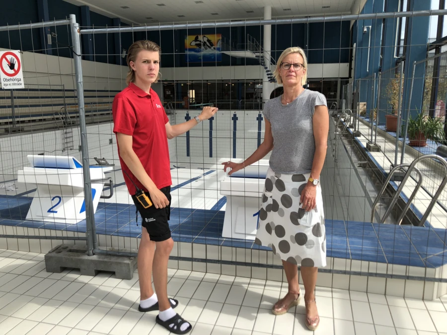 Badvärd Jesper Arehall och Liselotte Magnusson, avdelningschef på Serviceförvaltningens fastighetsavdelning. vid Karlsrobadets stängda 25-metersbassäng.