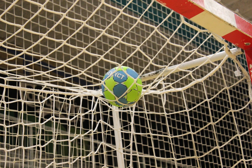 En handboll som ligger i nätet ovanpå handbollsmålet