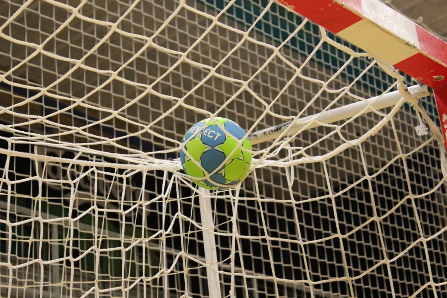 En handboll som ligger i nätet ovanpå handbollsmålet