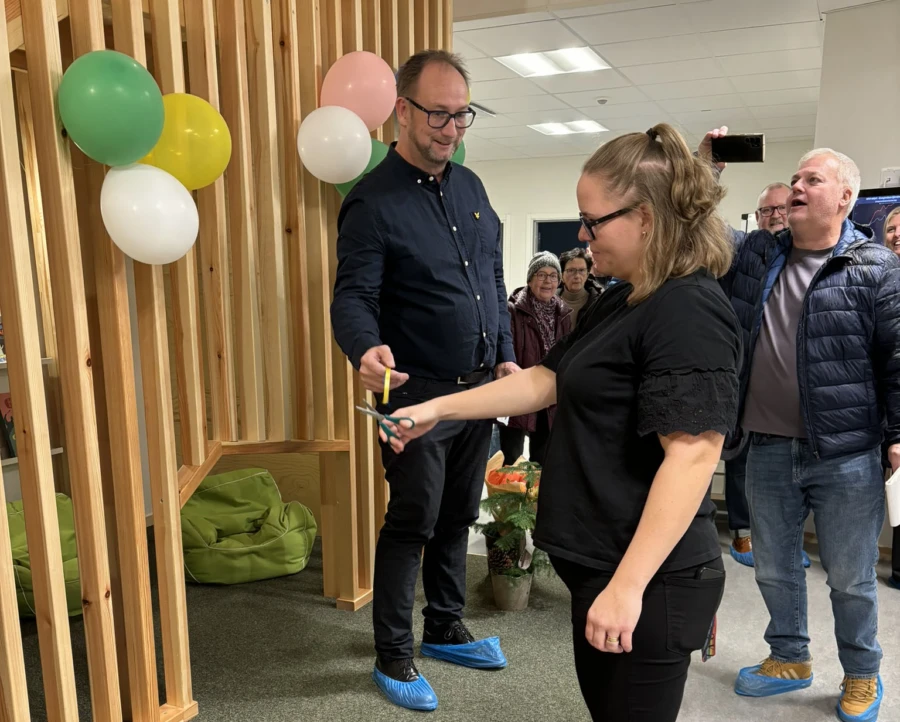 F&ouml;rskoll&auml;rare Hanna Bergkvist klippte invigningsbandet med lite hj&auml;lp av kommunstyrelsens ordf&ouml;rande Johan Andersson (S).