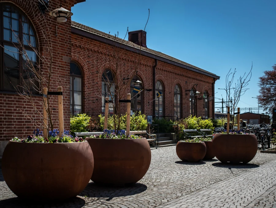Urnor utanf&ouml;r stationen.