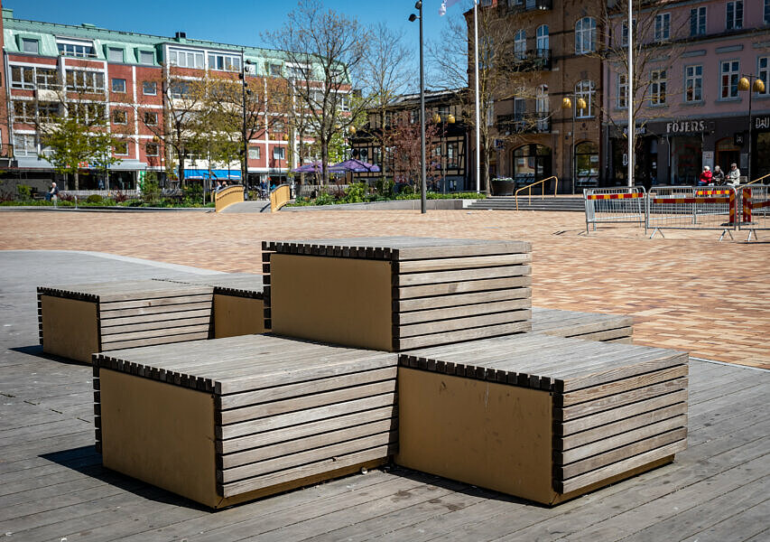 Den här typen av bänk ska placeras på Storgatan utanför stationen.