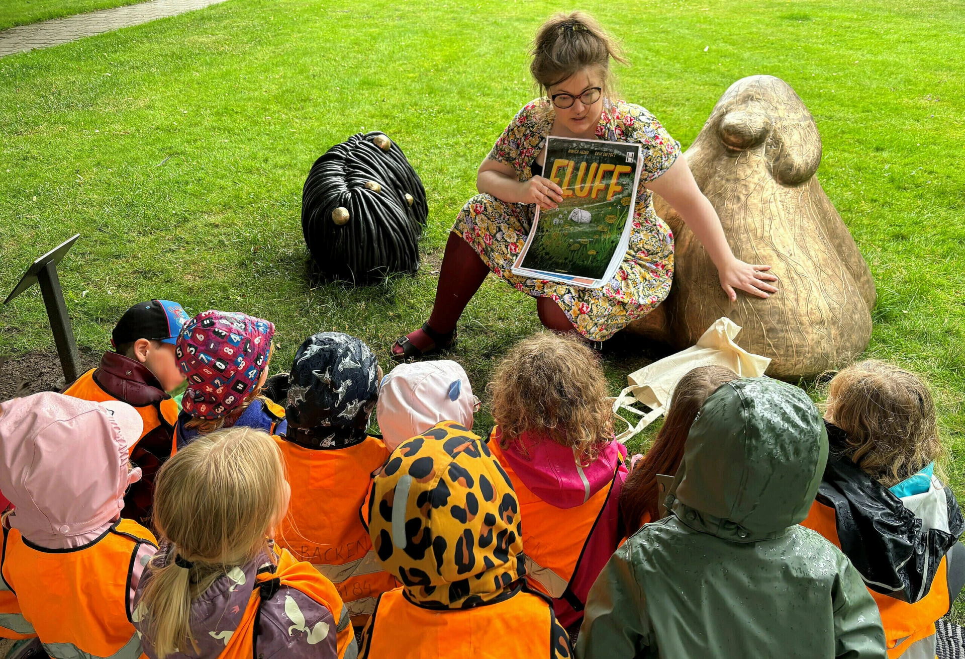 Barnen från Ekebackens förskola hjälpte till att välkomna fåret och kaninen till Gröna torg.