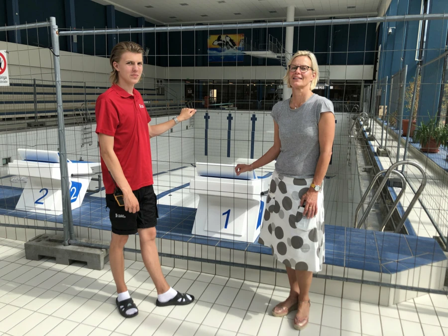 Badv&auml;rd Jesper Arehall och Liselotte Magnusson, avdelningschef p&aring; Servicef&ouml;rvaltningen, har gott hopp om att skyddsst&auml;ngslet kring bass&auml;ngen snart ska kunna tas bort.