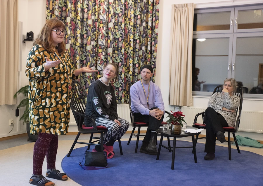 Bella Tinghammar, ordf&ouml;rande i konstf&ouml;reningen ARTiE, ledde samtalet med designduon Kristina Schultz och Johan Lindberg under vernissagen f&ouml;r det f&ouml;rsta konstn&auml;rsresidenset i Esl&ouml;v.