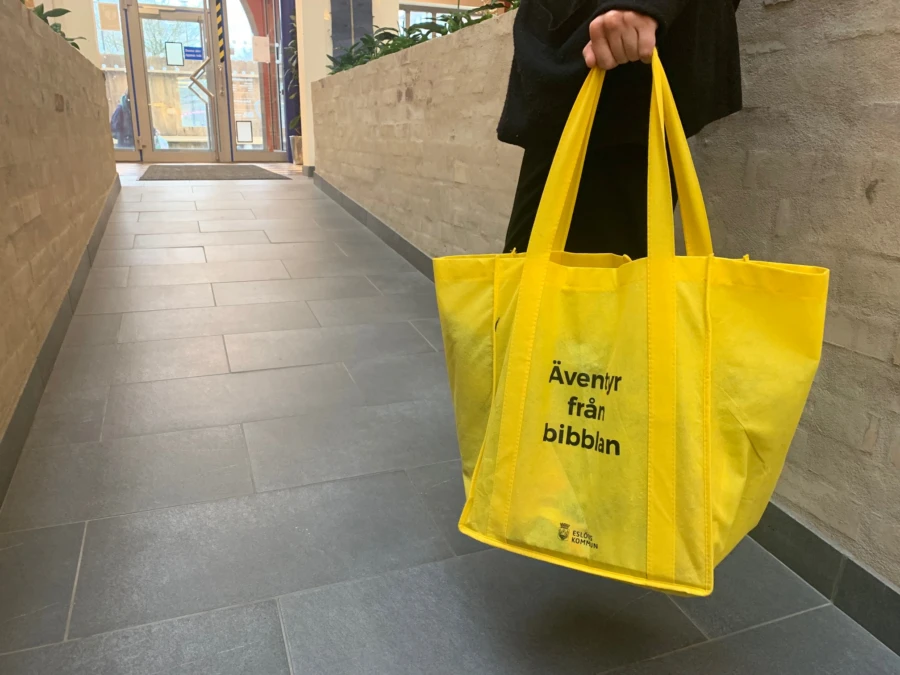 Nu kan du f&aring; b&ouml;cker levererade hem om du tillh&ouml;r en riskgrupp f&ouml;r corona-viruset.