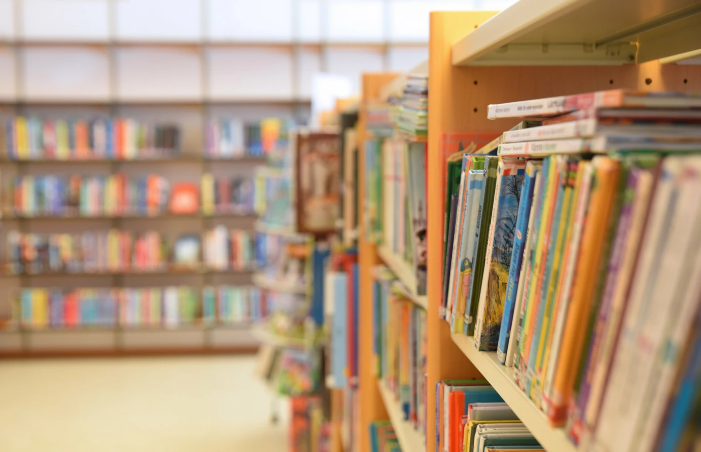 Böcker i en bokhylla på ett bibliotek