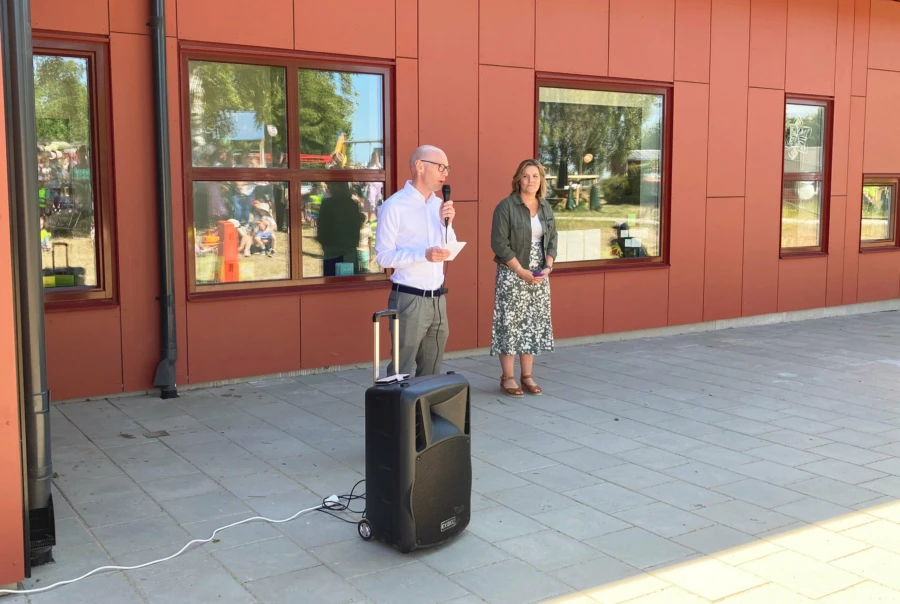 David Westlund, ordf&ouml;rande i barn- och familjen&auml;mnden, och rektor Malin Eklund H&aring;kansson invigningstalar framf&ouml;r den nybyggda f&ouml;rkolan.