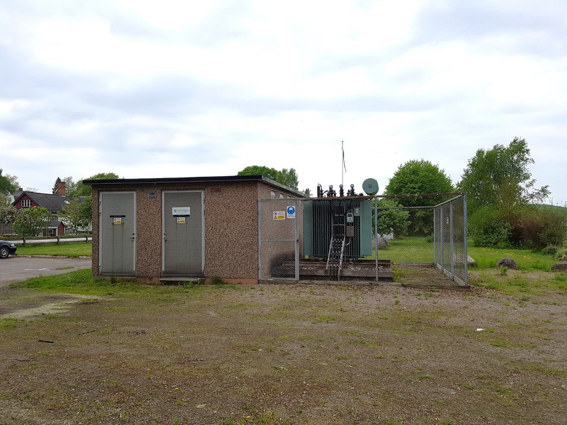 Befintlig transformatorstation, Röstångavägen till vänster i bilden.